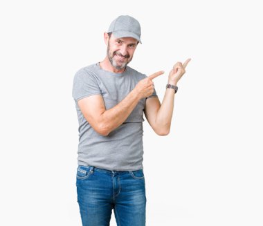Yakışıklı orta yaş ağarmış komuta sizde Spor şapkası üzerinde arka izole emin gülümseyen arkasından el ve kadar başparmak ile işaret