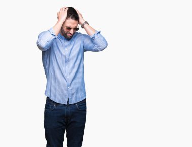 Yakışıklı delikanlı çünkü umutsuz ve stresli baş ağrısı acı izole arka plan üzerinde güneş gözlüğü takıyor ağrı ve migren. Ellerini kafasına.