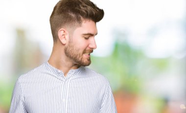 Gülen iki elin avuç içi açık gösterilen, sunma ve karşılaştırma ve denge reklam genç yakışıklı adam