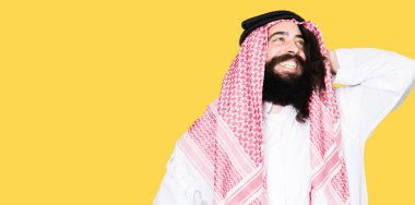 Arap iş adamı geleneksel keffiyeh giymiş uzun saçlı çekici poz Gülen hareketi, el ile kendinden emin dokunaklı saç eşarp