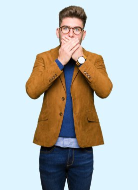 Hata için ellerle ağız kapsayan şok gözlüklü genç yakışıklı iş adamı. Gizli kavramı.