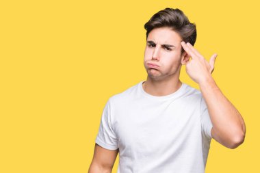 Beyaz t-shirt üzerinde izole giyen genç yakışıklı adam arka plan çekim ve öldürmek kendini el ve parmaklara baş, intihar jest işaret.