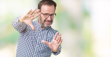 İzole üzerinden yakışıklı orta yaş zarif komuta sizde gözlük çerçeve kullanarak el avuç içi ve parmaklar, kamera perspektif yapıyor gülen arka plan