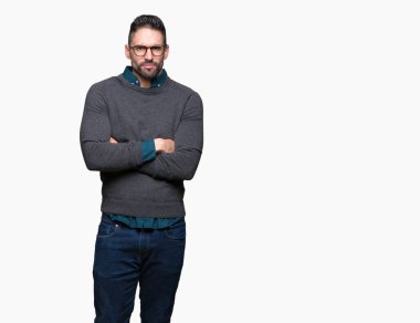 İzole arka plan şüpheci ve sinir, onaylamayan ifade yüz çapraz kolları üzerinde gözlük takan yakışıklı delikanlı. Negatif kişi.