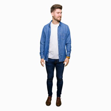 Casual denim ceket uzak tarafına gülümseme ile yüzünde, doğal ifade arıyorum giyen genç yakışıklı sarışın adam. Kendine güvenen gülüyor.