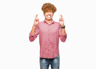 Afro saçlı Genç yakışıklı iş adamı, umut ve gözler ile parmak geçiş gülümseyen kapalı. Şans ve batıl fikir.