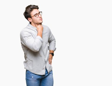 Ağrılı boyun, boğaz grip, kesek ve enfeksiyon dokunmadan genç yakışıklı adam gözlük izole üzerinde arka plan