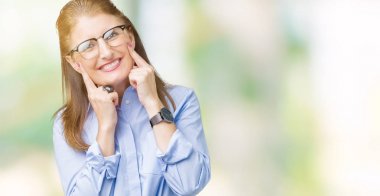 Güzel orta yaş olgun iş kadın gözlük izole üzerinde gülen arka plan açık ağız ile parmak işaret ve neşeli gülümseme zorlamadan