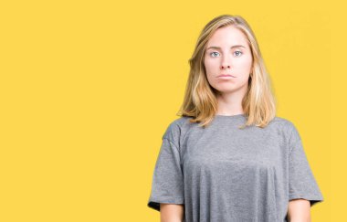 Kızgın ve korkmuş ağlıyor depresif izole arka plan ve sıkıntı, endişe büyük boy rahat t-shirt giyen güzel ve genç birbayan. Üzgün ifade.