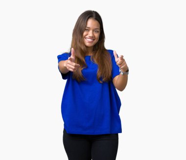 Fotoğraf makinesi ile mutlu ve komik yüz için parmakları işaret izole arka plan üzerinde mavi t-shirt giyen genç güzel esmer kadın. İyi enerji ve vibes.