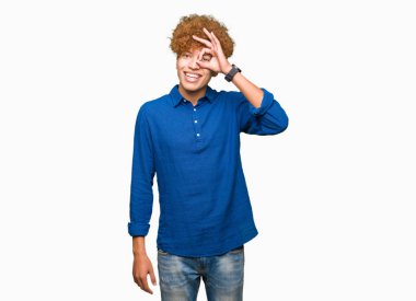 Gülümseyen, parmakları ile mutlu yüz üzerinden seyir göz el ile ok jest yapıyor afro saçlı genç yakışıklı zarif adam.