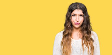 Beyaz kazak şüpheci ve sinir, papatyanın üzgün sorunu nedeniyle giyen genç güzel kadın. Negatif kişi.