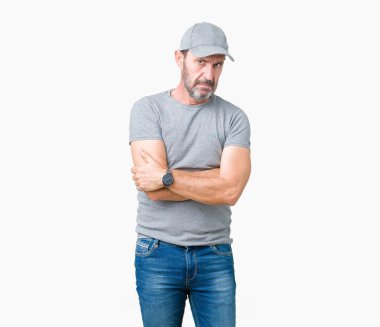 İzole arka plan şüpheci ve sinir, onaylamayan ifade yüz çapraz kollu spor şapkası yakışıklı orta yaş ağarmış komuta sizde. Negatif kişi.