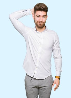 Genç yakışıklı iş adamı şaşırtmak ve soru hakkında merak ediyorum. Şüphe, kafasına el ile düşünme ile belirsiz. Dalgın kavramı.