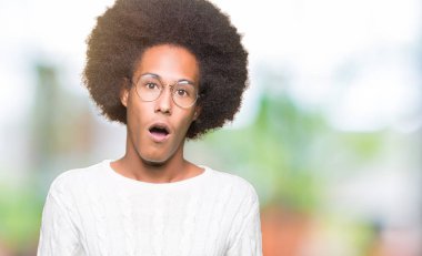 Şüpheci ve alaycı, arayan genç Afro-Amerikan adam afro saçlı gözlüklü şok yüzüne açık ağız ile şaşırttı