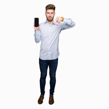 Genç yakışıklı adam iş gösteren smartphone ekran kızgın yüzü, eksi işareti aşağı antipati başparmak ile gösterilen, ret kavramı ile