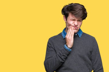 Diş ağrısı ya da diş hastalıkları nedeniyle ağrılı ifade ile el ile izole arka plan dokunmadan ağız üzerinde genç yakışıklı zarif adam. Dişçi konsepti.