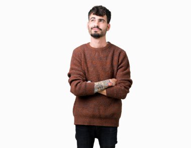 Görünümlü yan ve dik dik bakma uzağa düşünce gülümseyen izole arka plan üzerinde kış kazak giyen genç yakışıklı adam.