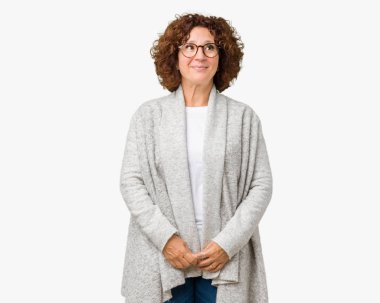 Ceket ve gözlük görünümlü yan ve dik dik bakma uzağa düşünce gülümseyen izole arka plan üzerinde giyen güzel orta ager üst düzey kadın.