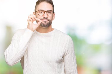 Üzerinde gözlük takan genç yakışıklı adam arka plan ağız izole ve parmak ile ZIP olarak Dudaklarını kapa. Gizli ve sessiz, tabu söz