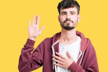 Yakışıklı delikanlı izole arka plan üzerinde göğüs ve bir sadakat sözü yemin yapma avuç, el ile küfür