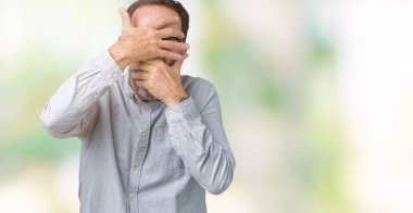 İzole arka plan kaplaması gözler ve ağız el ile üzerinden gözlük takan yakışıklı orta yaş zarif komuta sizde şaşırttı ve şok. Duygu gizleme