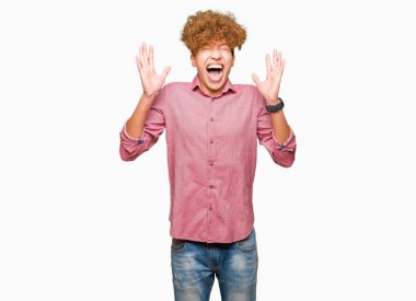 Afro saç ile genç yakışıklı iş adamı deli ve silah ile başarı için deli kutluyor ve kapalı gözleri heyecanlı çığlık kaldırdı. Kazanan kavramı