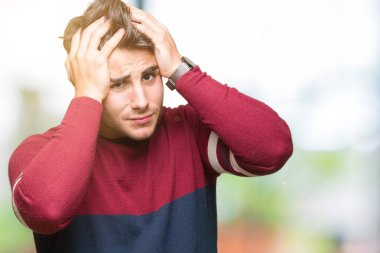 Yakışıklı delikanlı çünkü umutsuz ve stresli baş ağrısı acı izole arka plan üzerinde ağrı ve migren. Ellerini kafasına.