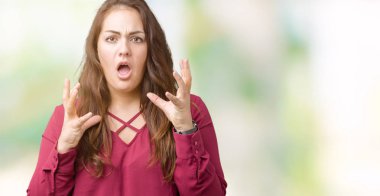 Artı boyutu genç kadın izole arka plan çılgın ve kızgın bağırarak ve agresif ifade ve silah kaldırdı bağırmaya üzerinde güzel. Hayal kırıklığı kavramı.