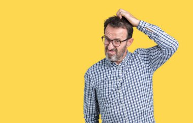 Yakışıklı orta yaş zarif komuta sizde gözlük izole arka plan üzerinde yanıltır ve soru hakkında merak ediyorum. Şüphe, kafasına el ile düşünme ile belirsiz. Dalgın kavramı.