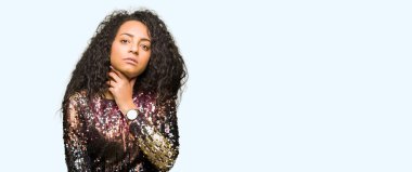 Kıvırcık saçlı giyen gece parti ile genç güzel kız elbise ağrılı boyun, boğaz gribi, Kesek ve enfeksiyon için dokunaklı