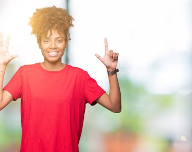 Güzel genç Afro-Amerikan kadın gösterilen ve parmakları ile işaret izole arka plan yüzünden kendinden emin ve mutlu gülümseyerek süre yedi numara.