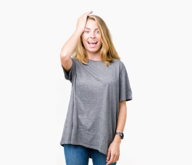 İzole arka kafasına hata için el ile sürpriz üzerinde büyük boy rahat t-shirt giyen güzel genç kadın hata hatırlıyorum. Unuttum, kötü bellek kavramı.