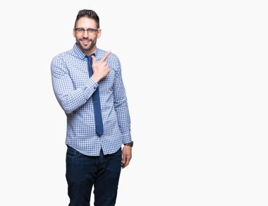 İzole arka neşeli bir gülümseme ile el ve parmak kadar yan yüzünde mutlu ve doğal ifade ile işaret yüz üzerinden gözlüklü genç iş adamı