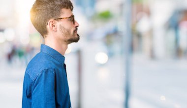 Genç yakışıklı adam gözlük izole arka tarafına, seyir üzerinde dinlenmek doğal yüz emin gülümseme ile pozuyla profili.
