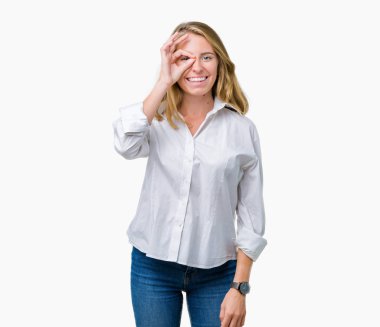 Güzel genç iş kadını gülümseyen, parmakları ile mutlu yüz üzerinden seyir göz el ile ok jest yapıyor izole arka plan üzerinde.