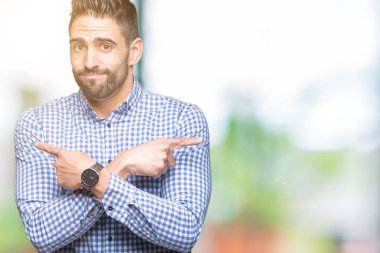 Yakışıklı delikanlı izole arka plan üzerinde işaretleme için her iki parmak, farklı yönde ile katılmıyorum