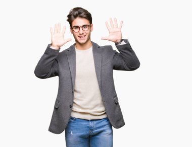 Genç iş adamı izole arka plan üzerinde gözlük giyiyor ve parmak numarası on ile işaret kadar emin ve mutlu gülümseyen.