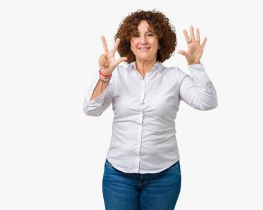 Güzel orta ager üst düzey businees kadın gösterilen ve parmakları ile işaret izole arka plan yüzünden kendinden emin ve mutlu gülümseyerek süre sekiz numara.