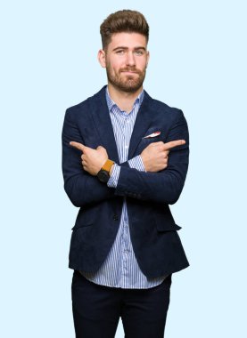 Genç yakışıklı bussines adam işaret parmakları ile her iki taraf için farklı yönde katılmıyorum