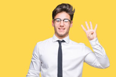 Gösterilen arka plan üzerinde gözlük takan genç iş adamı izole ve parmakları ile işaret kendinden emin ve mutlu gülümseyerek süre dört numara.