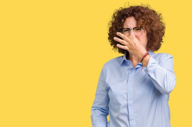 Gözlük takan bir şey pis ve iğrenç kokulu izole arka plan, dayanılmaz koku, holding nefes burun parmaklar ile güzel orta ager üst düzey businees kadın. Kötü kokuyor kavramı.