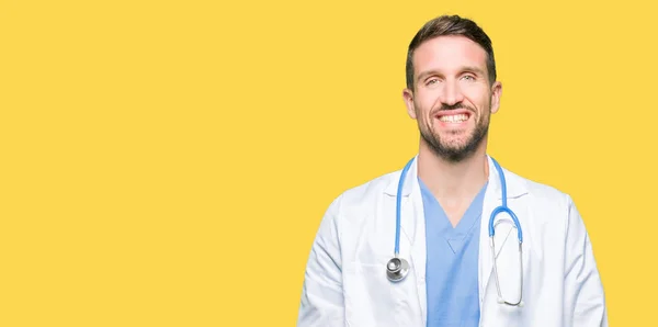 Gutaussehender Arzt Uniform Über Isoliertem Hintergrund Der Mit Einem Lächeln — Stockfoto