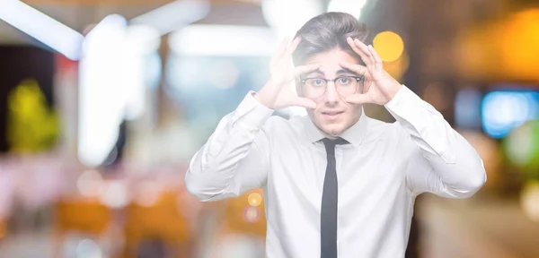 Jeune Homme Affaires Portant Des Lunettes Sur Fond Isolé Essayant — Photo