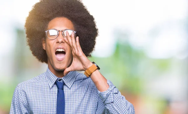 Giovane Uomo Affari Afro Americano Con Capelli Afro Che Indossa — Foto Stock