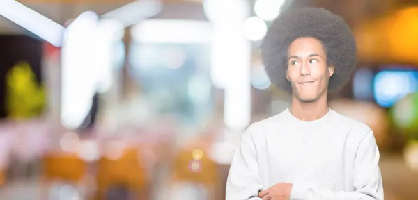 Νεαρός Αφρικανική Αμερικανική Άνθρωπος Αφρο Μαλλιά Που Φοράει Αθλητικό Φούτερ — Φωτογραφία Αρχείου