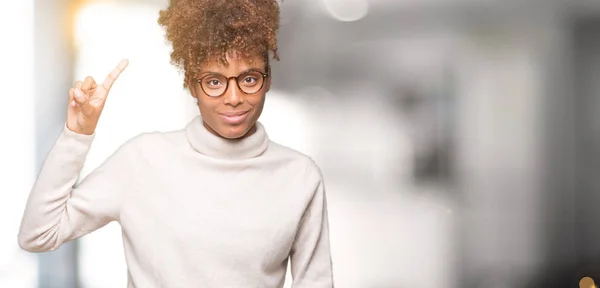 Hermosa Mujer Afroamericana Joven Con Gafas Sobre Fondo Aislado Mostrando — Foto de Stock