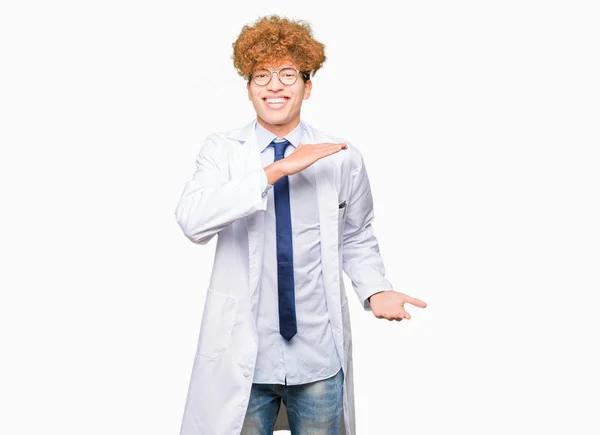 Joven Hombre Científico Guapo Con Gafas Que Hacen Gestos Con —  Fotos de Stock