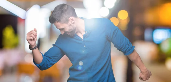 Jonge Knappe Man Geïsoleerde Achtergrond Dancing Blij Vrolijk Glimlachend Verplaatsen — Stockfoto