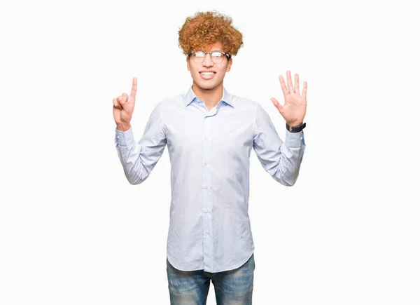 Молодий Красивий Бізнесмен Ато Окулярах Показуючи Вказуючи Пальцями Номер Шість — стокове фото